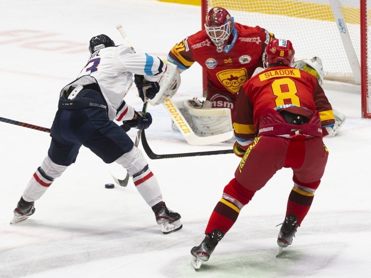 Slovan zaknihoval tretí triumf v rade, Dukle nasúkal päť gólov