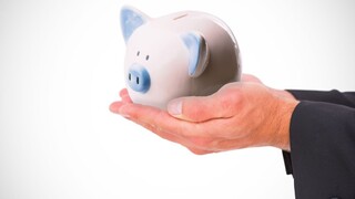 Slováci viac myslia na budúcnosť, peniaze by ušetrili alebo investovali