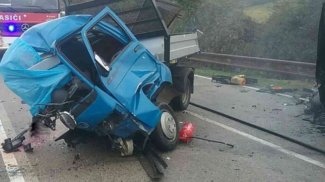 Po zrážke dodávok sa rozhorel požiar, zahynuli dvaja ľudia