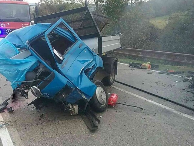 Po zrážke dodávok sa rozhorel požiar, zahynuli dvaja ľudia