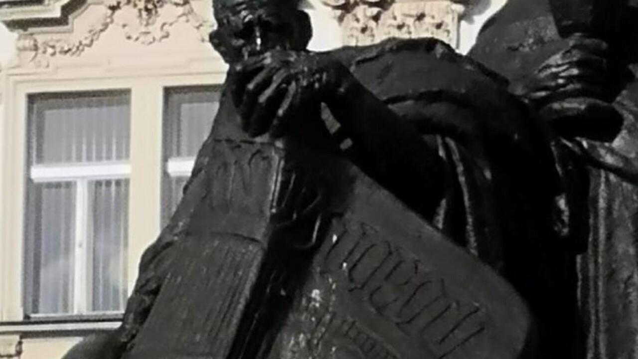 Mladý turista zneuctil sochu Jana Husa, usvedčili ho kamery