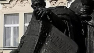 Mladý turista zneuctil sochu Jana Husa, usvedčili ho kamery