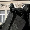 Mladý turista zneuctil sochu Jana Husa, usvedčili ho kamery