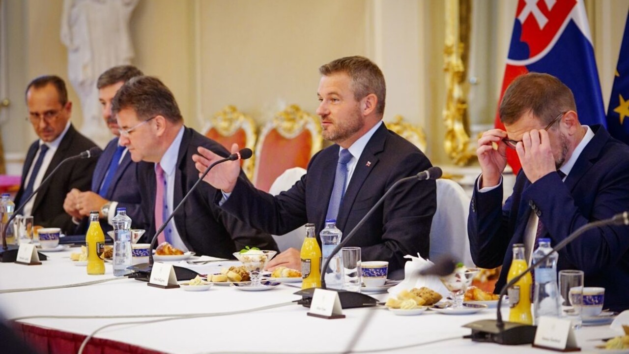 Premiér prijal veľvyslancov, kritizoval predĺženie moratória