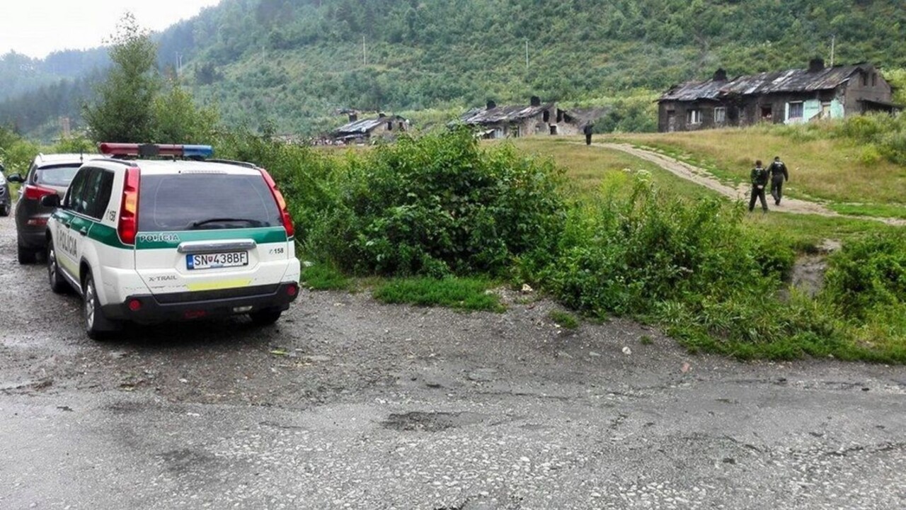 Policajtov vyslali vyriešiť konflikt v osade, museli sa brániť