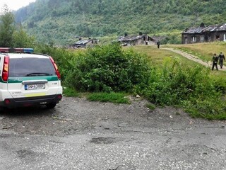 Policajtov vyslali vyriešiť konflikt v osade, museli sa brániť