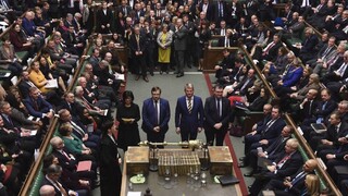 V Británii sa budú konať predčasné voľby, rozhodli poslanci