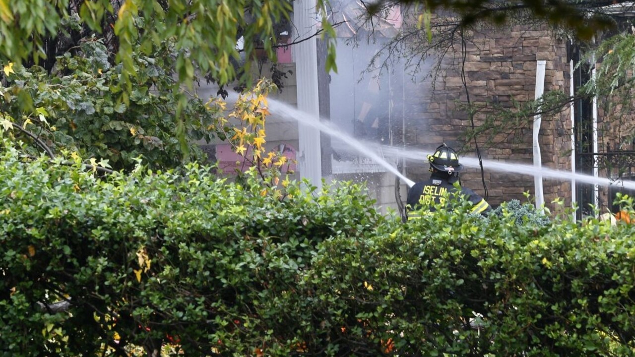 Lietadlo sa zrútilo na domy v obytnej štvrti na okraji New Yorku