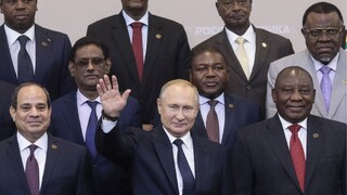 Čo má Rusko s Afrikou? Kalašnikov sa tam dostal aj na vlajky