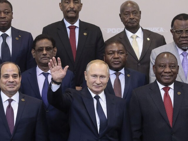 Čo má Rusko s Afrikou? Kalašnikov sa tam dostal aj na vlajky