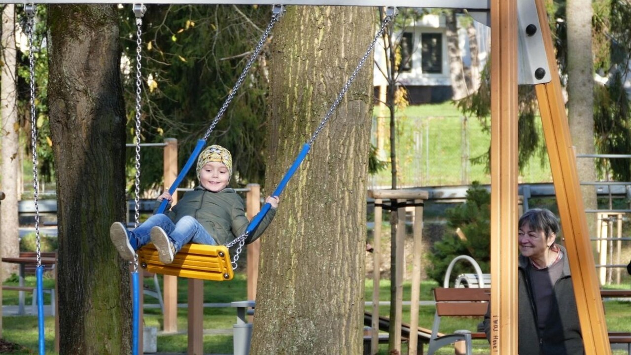 prázdniny dieťa deti hojdačka 1140px (TASR/Erika Ďurčová)