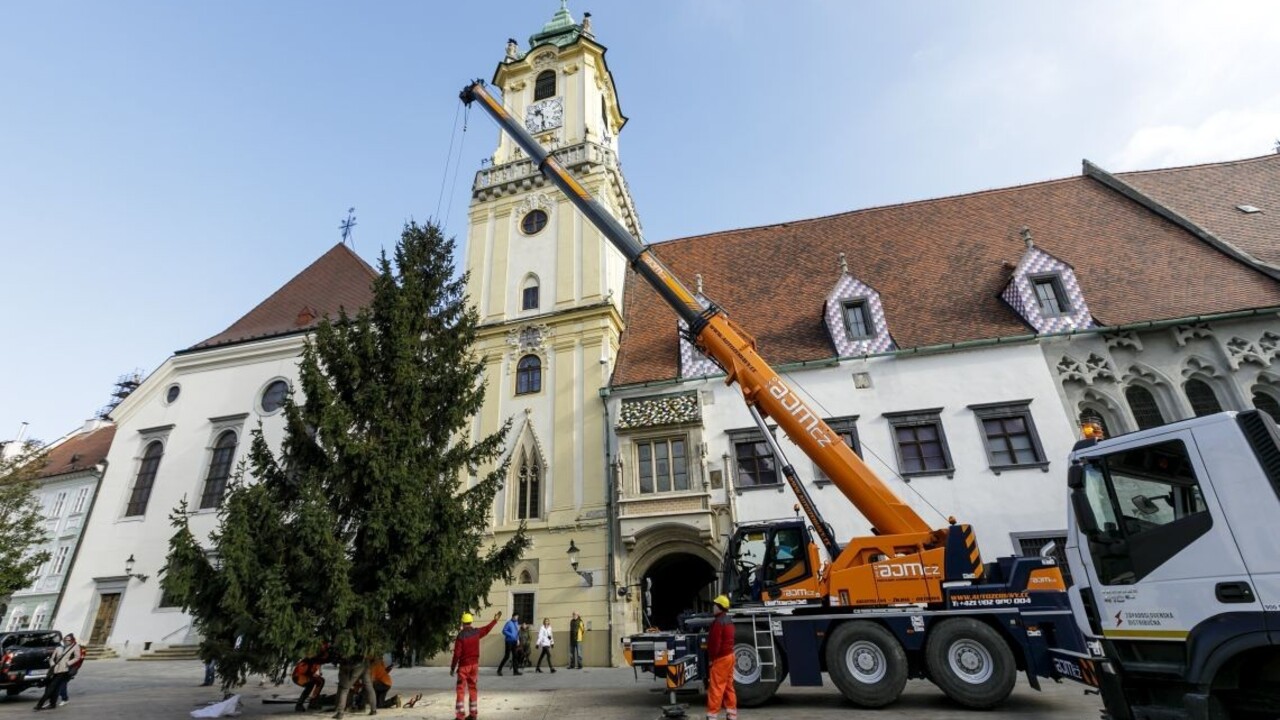 V centre Bratislavy už stojí vianočný stromček, dostala ho darom