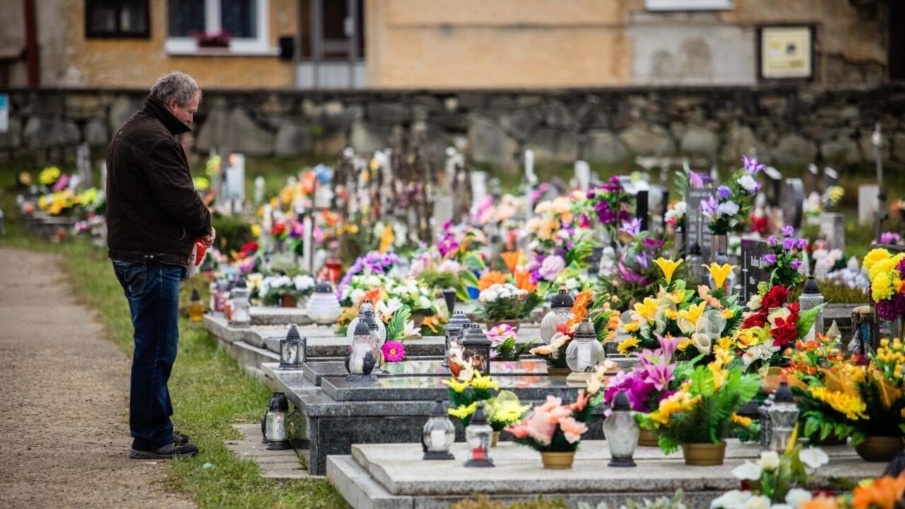 Cintoríny v Bratislave budú cez sviatky otvorené dlhšie, ako sa plánovalo