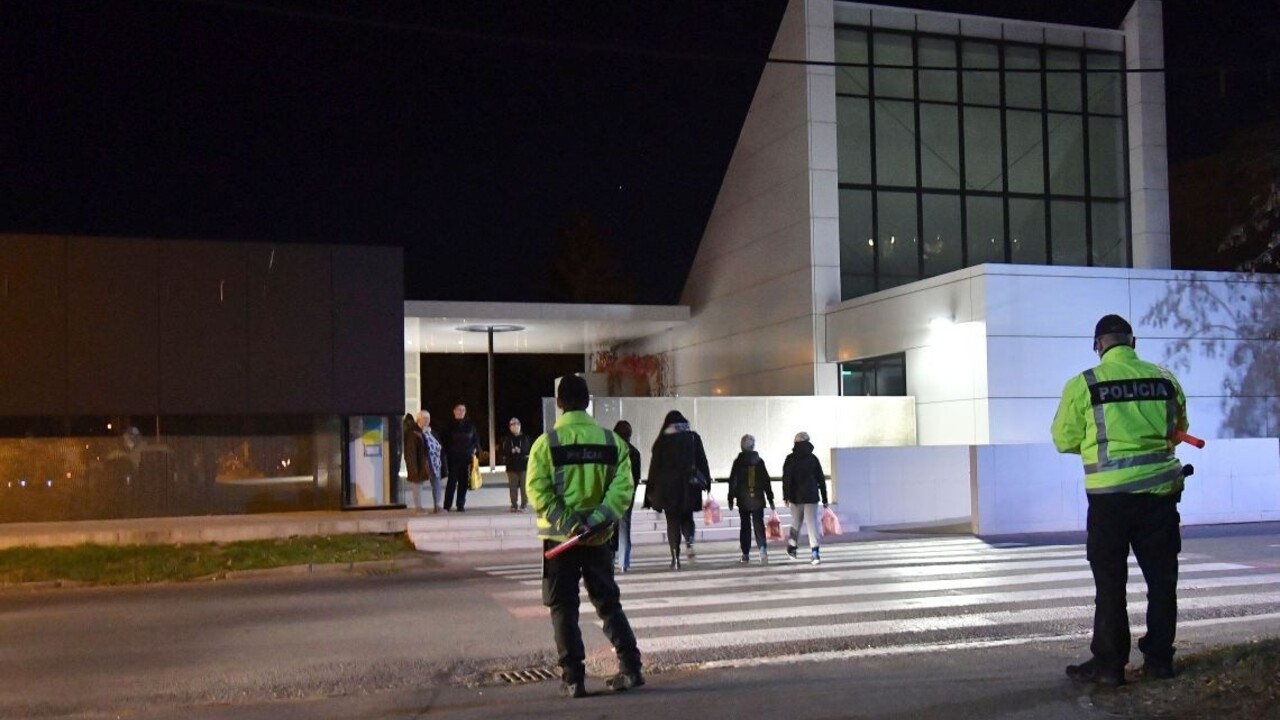 Pozor na zlodejov. Polícia na cintorínoch posilnila hliadky