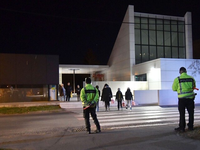 Pozor na zlodejov. Polícia na cintorínoch posilnila hliadky