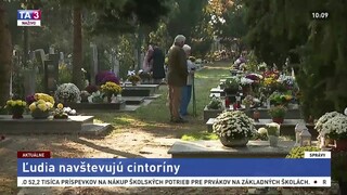 Ľudia navštevujú cintoríny. Pripomíname si Sviatok všetkých svätých