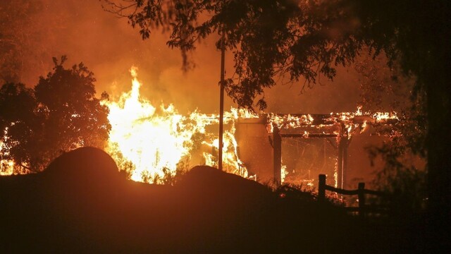 Plamene pohltili najmenej 190 domov, požiare v Kalifornii pokračujú