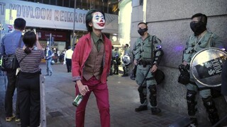 Joker ako symbol nesúhlasu. V Hongkongu protestovali aj cez Halloween