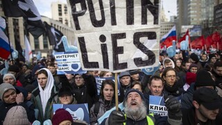 Rusi sprísnili kontrolu internetu, zákon platí napriek protestom