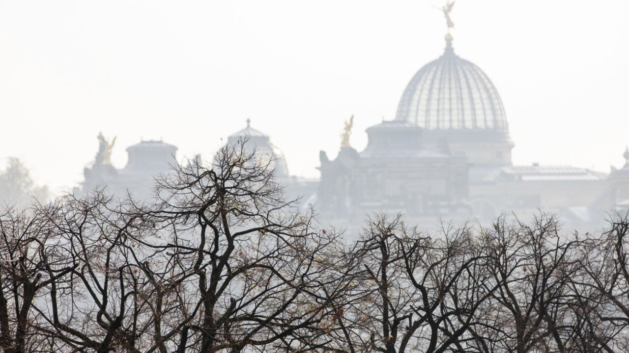 Útoky v nemeckom meste stúpajú, vyhlásili stav nacistickej núdze