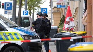 Ozbrojenec behal po obci so sekerou a zmizol. Polícia ho dolapila