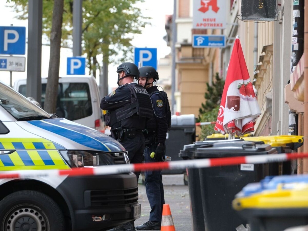 Ozbrojenec behal po obci so sekerou a zmizol. Polícia ho dolapila