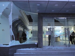 Buďte na nich tvrdší, vyzvali čínske médiá po útoku na agentúru
