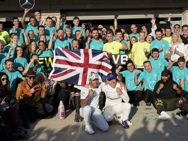 Hamilton oslavuje tretí titul v rade, VC USA ovládol Bottas
