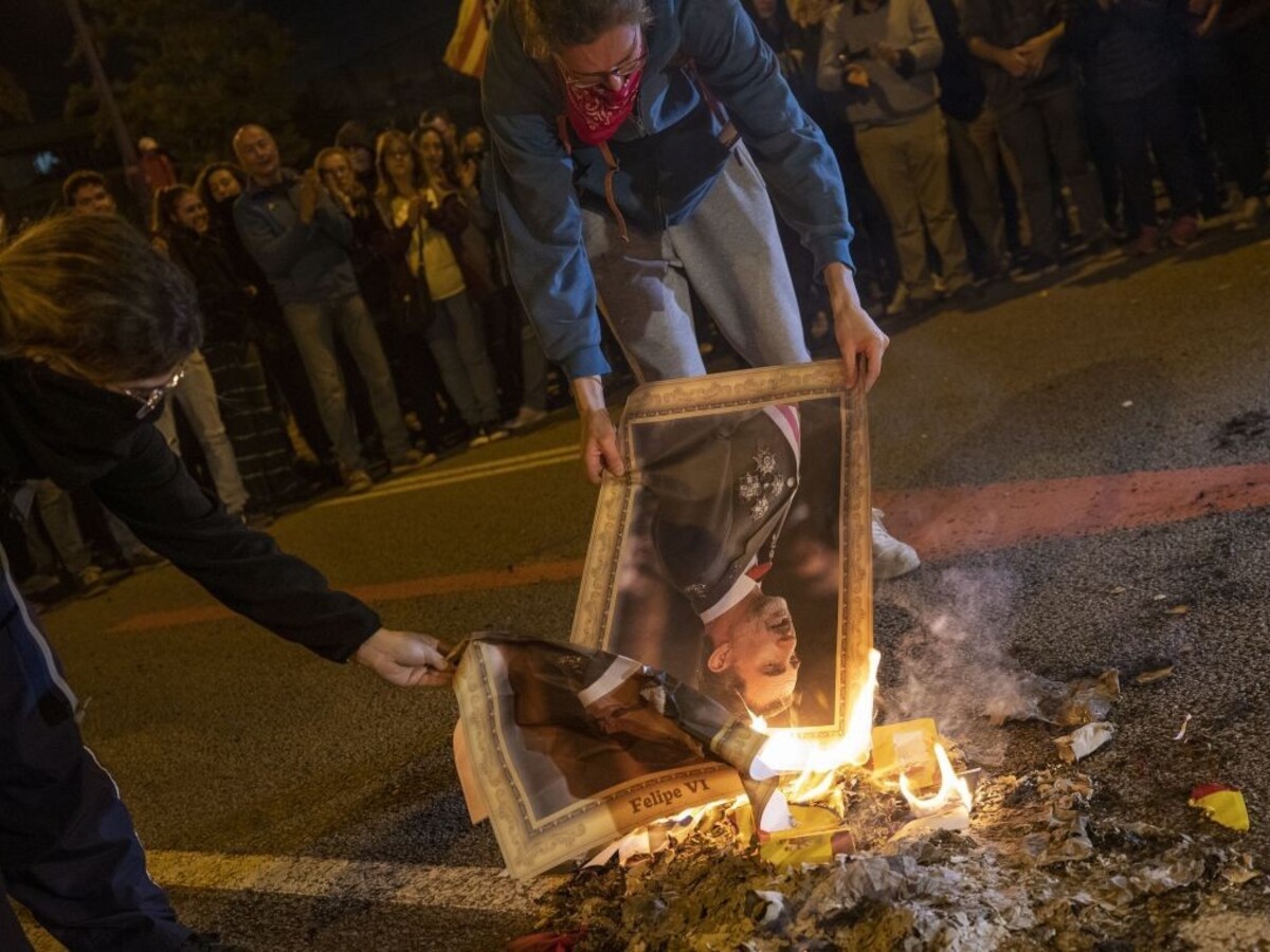 Pálili obrazy kráľa. Demonštranti narušili návštevu panovníka