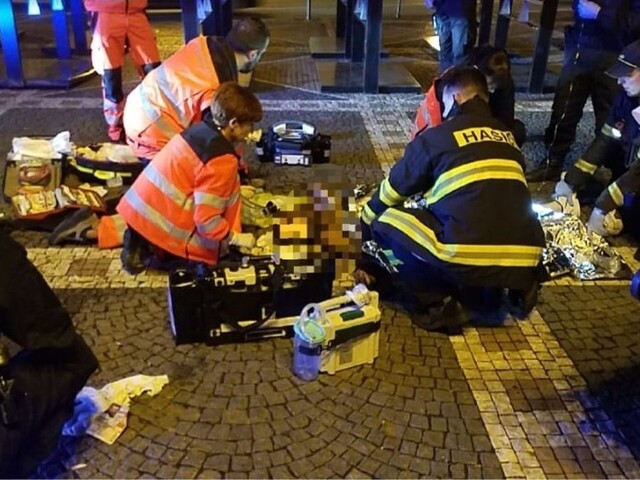 V Česku sa pred divadlom zapálil muž, horiaci naháňal deti