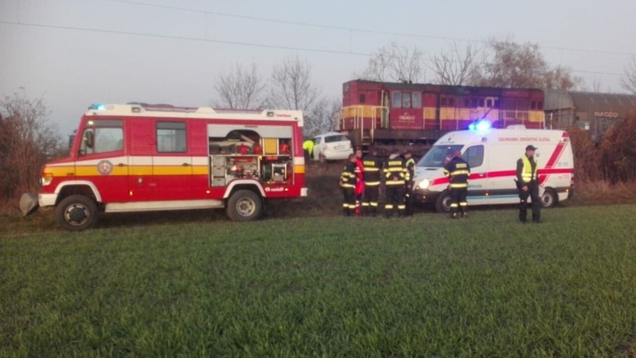 Na priecestí sa zrazil vlak s autom, po vodiča priletel vrtuľník