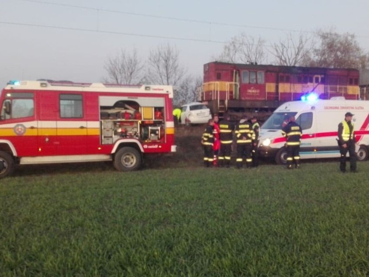 Na priecestí sa zrazil vlak s autom, po vodiča priletel vrtuľník