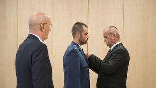 Minister ocenil vojaka, ktorý zachraňoval ženu v bezvedomí