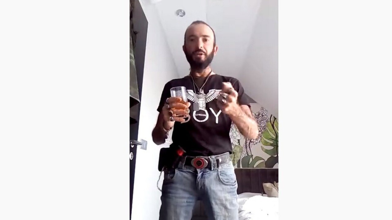 Francúzsky neonacista sa chválil, ako je u nás dobre. Ide za mreže