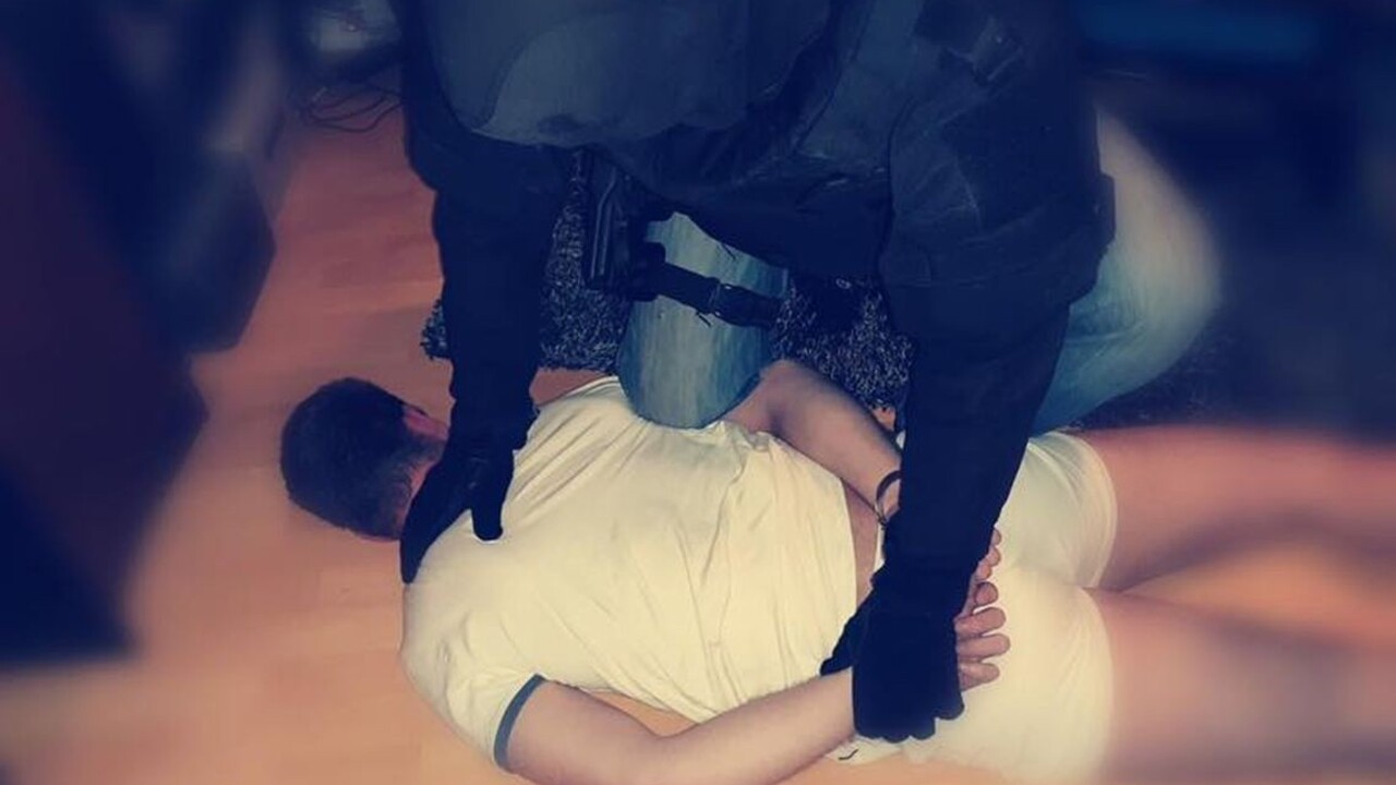 Chytili nebezpečného útočníka, ktorý dobodal mladú ženu