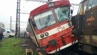 Na košickej stanici sa zrazili vlak a lokomotíva, hlásia zranených