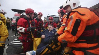 Anglicko trápia povodne, rozbúrená voda si vyžiadala jednu obeť