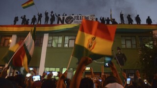 V Bolívii vyšli ľudia do ulíc, k protestujúcim sa pridali i policajti