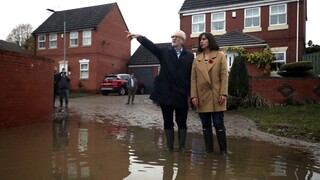 Anglicko sa spamätáva z povodní, tie sa stali predvolebnou témou