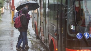 Záver týždňa má byť upršaný, platia výstrahy pred silným lejakom