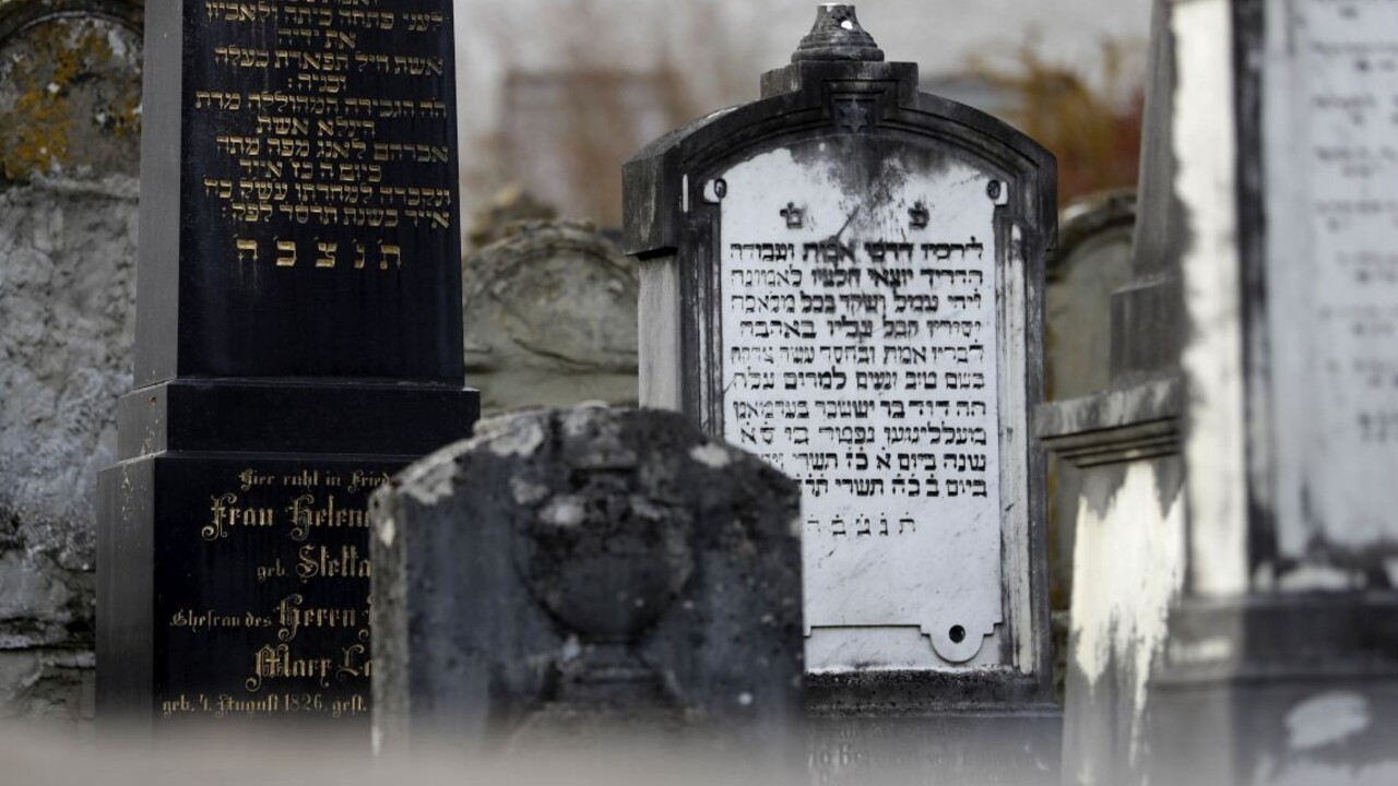 Medzi hrobmi vyčíňali vandali, zničili desiatky náhrobných kameňov