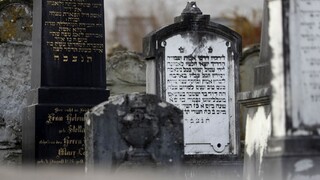 Medzi hrobmi vyčíňali vandali, zničili desiatky náhrobných kameňov