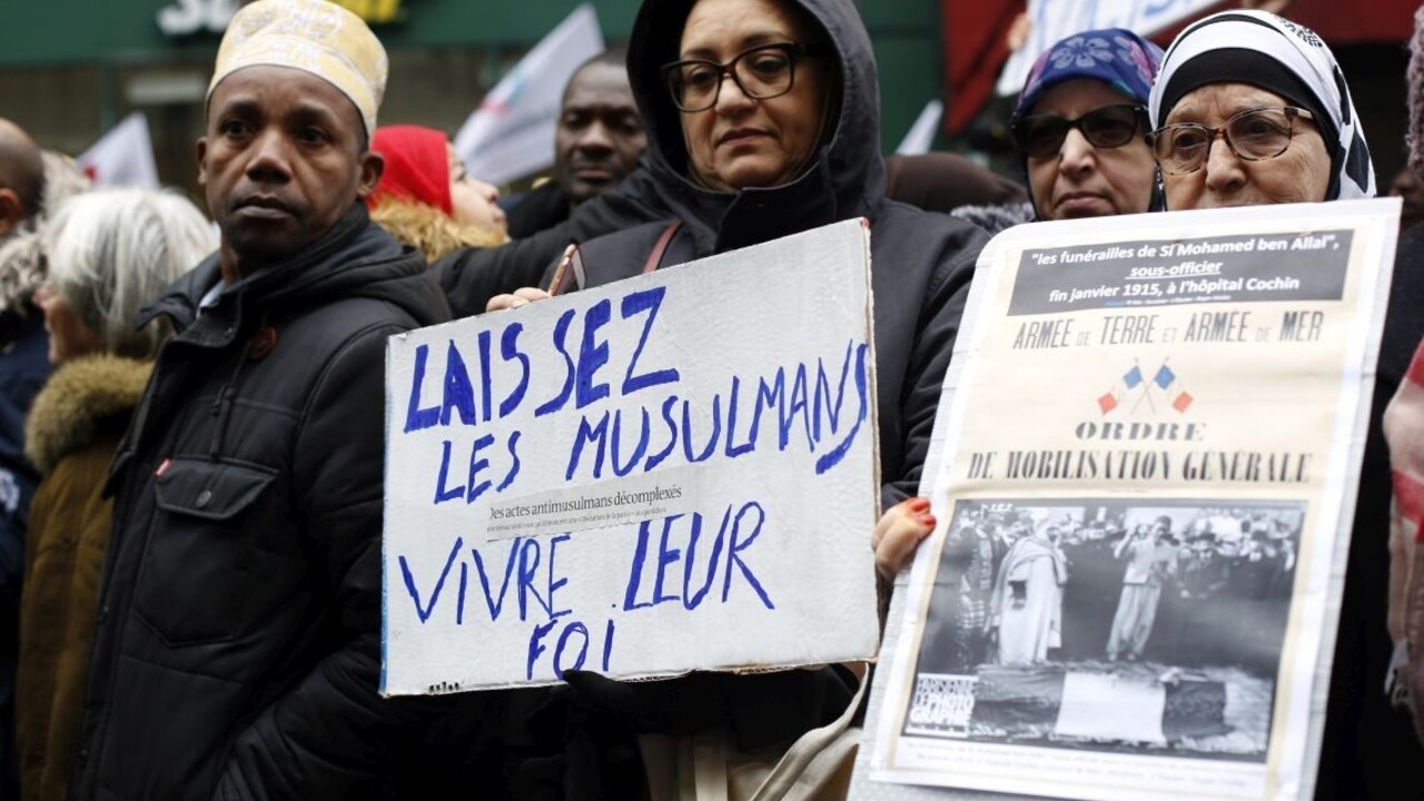 Áno kritike, nie nenávisti. Moslimovia vyšli do parížskych ulíc