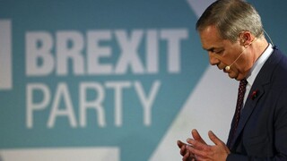 Farage pred voľbami zmenil taktiku, Johnson rozhodnutie víta