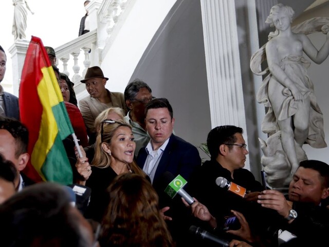 V Bolívii sľúbili nové voľby, odchod prezidenta privítal aj Trump