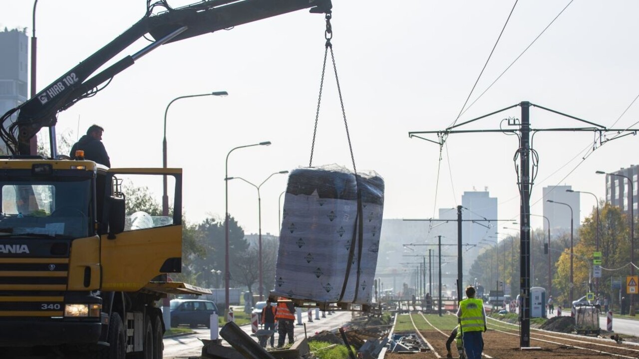 Prezradili, kedy ukončia rekonštrukciu električkovej trate v Karlovej Vsi