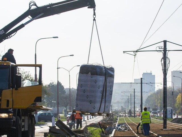 Prezradili, kedy ukončia rekonštrukciu električkovej trate v Karlovej Vsi