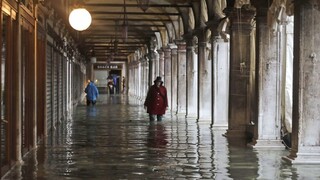 Fotogaléria: Benátky zaliala voda, turistom prichystali gumáky