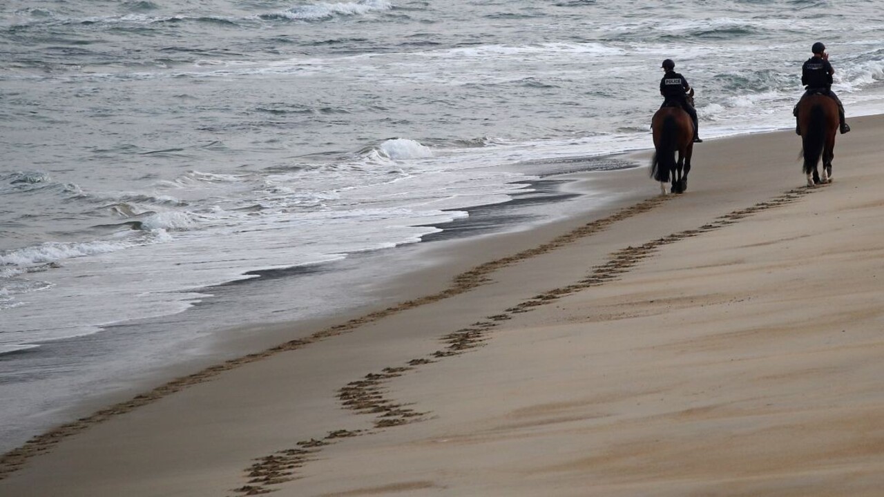 Na plážach sa povaľuje kokaín, oceán ho vyplavil už tonu