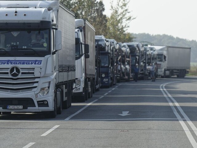 Na hranici SR a ČR hrozia dlhé kolóny, dôvodom je mýtny systém